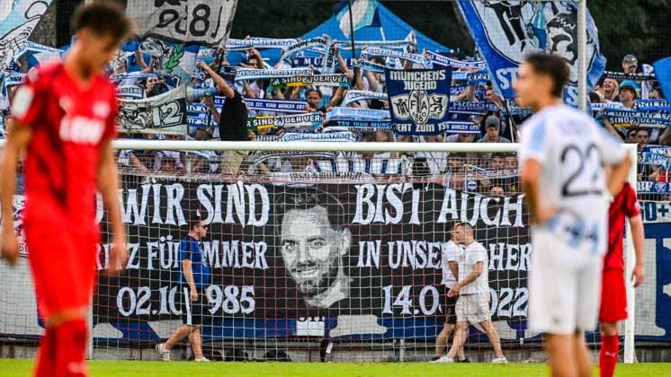 14.08.2026, GER, Fußball, Herren, RL Bayern, FC Memmingen vs TSV 1860 München Fans der Löwen gedenken eines verstorbenen Mitglieds mit einem Banner Memmingen e-con ArenaPark Bayern Deutschland Copyright: xNordphotox xHafnerx