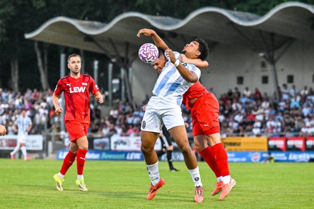 14.08.2026, GER, Fußball, Herren, RL Bayern, FC Memmingen vs TSV 1860 München Kampf um den Ball, Jakob Gräser (Memmingen, 3), Arian Ortivero Calderon (München, 12), im Hintergrund Max Zeller (Memmingen, 2) Memmingen e-con ArenaPark Bayern Deutschland Copyright: xNordphotox xHafnerx