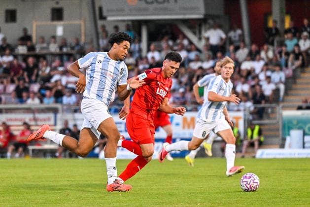 14.08.2026, GER, Fußball, Herren, RL Bayern, FC Memmingen vs TSV 1860 München Arian Ortivero Calderon (München, 12), Jakob Gräser (Memmingen, 3) Memmingen e-con ArenaPark Bayern Deutschland Copyright: xNordphotox xHafnerx