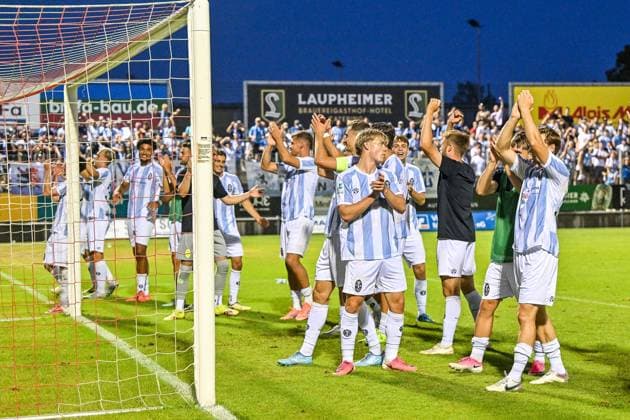 14.08.2026, GER, Fußball, Herren, RL Bayern, FC Memmingen vs TSV 1860 München Spieler des TSV 1860 freuen sich nach Spielende mit ihren Fans Memmingen e-con ArenaPark Bayern Deutschland Copyright: xNordphotox xHafnerx