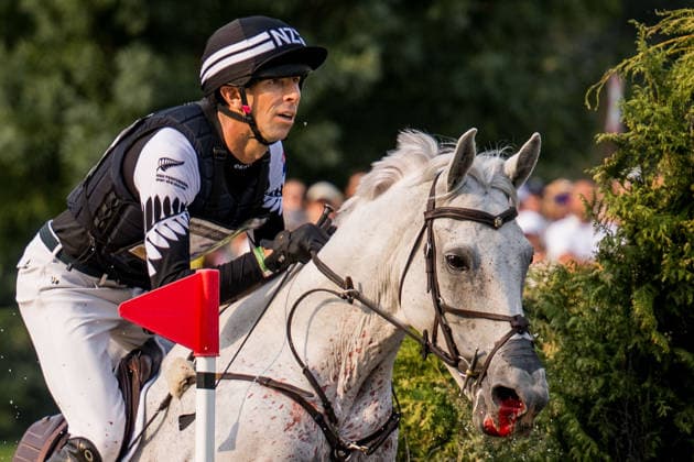 260815 Clarke Johnstone of New Zealand with horse Rocket Man with blood on the mule during the Eventing Cross-Country during day 5 of the 2026 FEI World Championships on August 15, 2026 in Aachen. Photo: Emma Wallskog BILDBYRAN kod EW EW0685 ridsport equestrian rid-vm 2026 2026 fei world championships bbeng ridsport-vm fälttävlan eventing terrängritt terräng skada blod Copyright: EMMAxWALLSKOG BB260815EW003