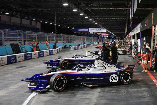 Pascal Wehrlein (GER) Porsche 94 und Nico Mueller (SUI) Porsche 51 bei der Ausfahrt zum 2. freien Training, FIA Formel E Weltmeisterschaft, Saison 12, London E- Prix, 15.08.2026, Excel Exibition Centre