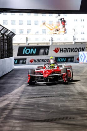 Oliver Rowland (Nissan Formula E Team, 01) zweites freies Training Free Practice 2, ABB FIA Formula E World Championship, WM, Weltmeisterschaft London e-Prix 2026, Vereinigtes Koenigreich, Saison 12 2025 26, Runde 16, 15.07.2026, ABB FIA Formula E World Championship, London e-Prix 2026, Vereinigtes Koenigreich, Saison 12 2025 26, Runde 16, 15.07.2026 London Copyright: xEibner-Pressefoto LauraxRoemerx EP_LRR