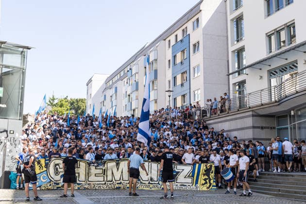 15.08.2026, GER, Regionalliga Nord-Ost, 3. Spieltag, Saison 2026 2027), Chemnitz, Chemnitzer FC - FC Erzgebirge Aue Marsch der Fans vom Chemnitzer FC von der Innenstadt zum Stadion Chemnitz eins-Stadion - An der Gellertstraße Sachsen Deutschland Copyright: xnordphotoxGmbHx xTrienitzx