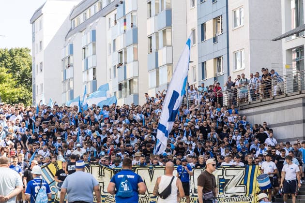 15.08.2026, GER, Regionalliga Nord-Ost, 3. Spieltag, Saison 2026 2027), Chemnitz, Chemnitzer FC - FC Erzgebirge Aue Marsch der Fans vom Chemnitzer FC von der Innenstadt zum Stadion Chemnitz eins-Stadion - An der Gellertstraße Sachsen Deutschland Copyright: xnordphotoxGmbHx xTrienitzx