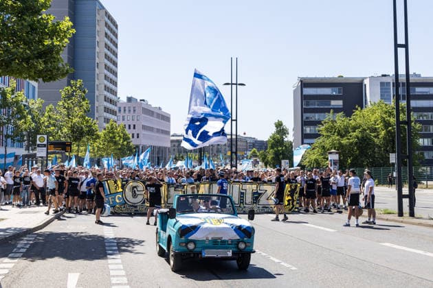 15.08.2026, GER, Regionalliga Nord-Ost, 3. Spieltag, Saison 2026 2027), Chemnitz, Chemnitzer FC - FC Erzgebirge Aue Marsch der Fans vom Chemnitzer FC von der Innenstadt zum Stadion Chemnitz eins-Stadion - An der Gellertstraße Sachsen Deutschland Copyright: xnordphotoxGmbHx xTrienitzx