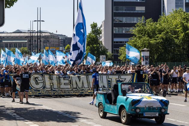 15.08.2026, GER, Regionalliga Nord-Ost, 3. Spieltag, Saison 2026 2027), Chemnitz, Chemnitzer FC - FC Erzgebirge Aue Marsch der Fans vom Chemnitzer FC von der Innenstadt zum Stadion Chemnitz eins-Stadion - An der Gellertstraße Sachsen Deutschland Copyright: xnordphotoxGmbHx xTrienitzx