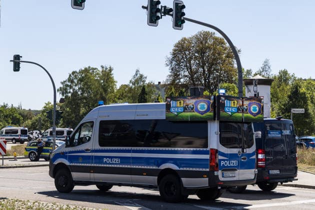 15.08.2026, GER, Regionalliga Nord-Ost, 3. Spieltag, Saison 2026 2027), Chemnitz, Chemnitzer FC - FC Erzgebirge Aue Polizeiwagen mit den Logos der Teams vom Chemnitzer FC und FC Erzgebirge Aue Chemnitz eins-Stadion - An der Gellertstraße Sachsen Deutschland Copyright: xnordphotoxGmbHx xTrienitzx