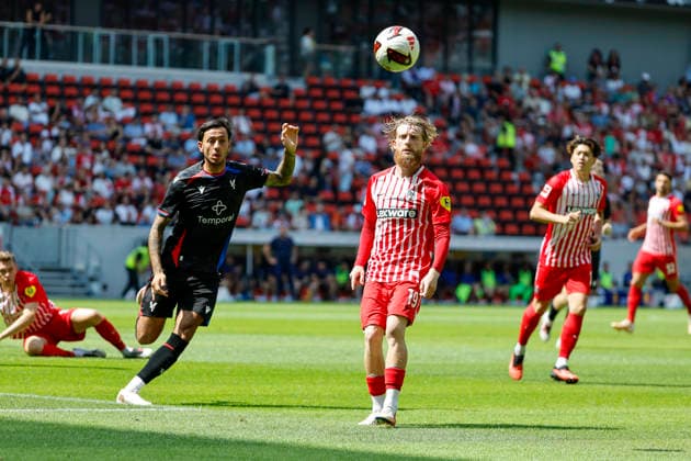 Dwight McNeil (Crystal Palace, 11) und Niklas Beste (SC Freiburg, 19) , Deutschland, Fussball, Testspiel, 2026 2027, SC Freiburg vs. Crystal Palace, 15.08.2026, Freiburg im Breisgau Europa-Park Stadion Deutschland Copyright: xGrantxHubbsx