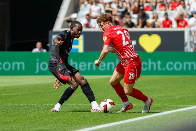 Tyrick Mitchell (Crystal Palace, 03) und Philipp Treu (SC Freiburg, 29) im Zweikampf , Deutschland, Fussball, Testspiel, 2026 2027, SC Freiburg vs. Crystal Palace, 15.08.2026, Freiburg im Breisgau Europa-Park Stadion Deutschland Copyright: xGrantxHubbsx