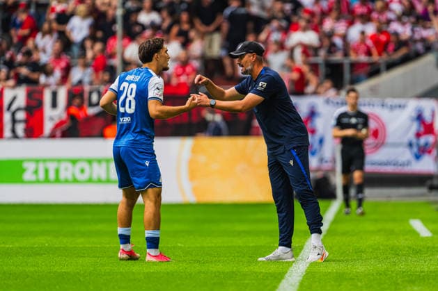 Florian Micheler (TSG Hoffenheim II, 28) nimmt anweisungen auf von Stefan Kleineheismann (TSG Hoffenheim II, Trainer) Fortuna Duesseldorf vs. TSG Hoffenheim II, Fussball, 3.Liga, 02.Spieltag, Saison 2026 27, 15.08.2026, DFL REGULATIONS PROHIBIT ANY USE OF PHOTOGRAPHS AS IMAGE SEQUENCES AND OR QUASI-VIDEO, Fortuna Duesseldorf vs. TSG Hoffenheim II, Fussball, 3.Liga, 2.Spieltag, Saison 2026 27, 15.08.2026 Düsseldorf Copyright: xEibner-Pressefoto LukasxBaldygax EP_LBA