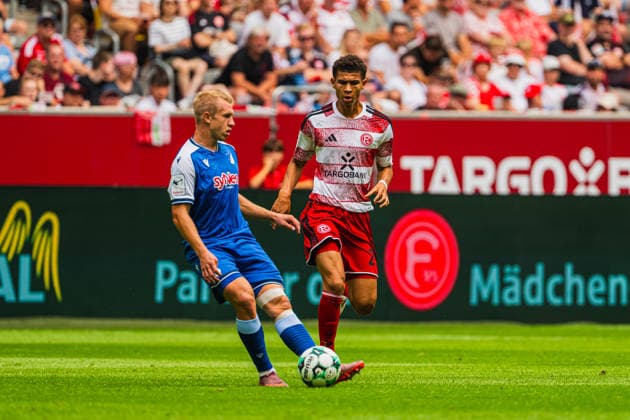 Valentin Laessig (TSG Hoffenheim II, 06) spielt einen Pass vor Jordi Paulina (Fortuna Düsseldorf, 27) Fortuna Duesseldorf vs. TSG Hoffenheim II, Fussball, 3.Liga, 02.Spieltag, Saison 2026 27, 15.08.2026, DFL REGULATIONS PROHIBIT ANY USE OF PHOTOGRAPHS AS IMAGE SEQUENCES AND OR QUASI-VIDEO, Fortuna Duesseldorf vs. TSG Hoffenheim II, Fussball, 3.Liga, 2.Spieltag, Saison 2026 27, 15.08.2026 Düsseldorf Copyright: xEibner-Pressefoto LukasxBaldygax EP_LBA