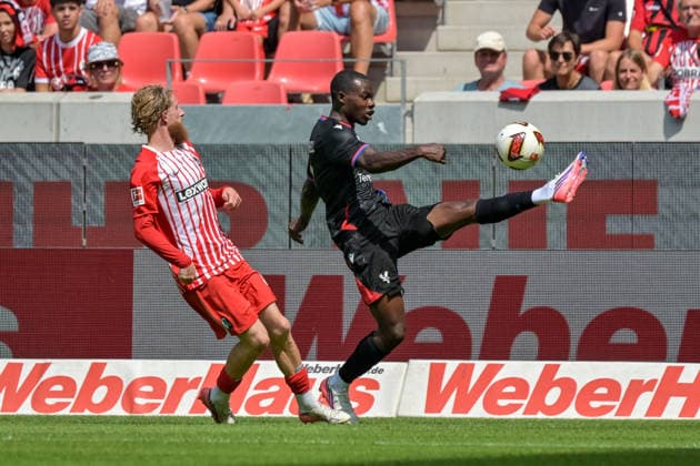 Tyrick Mitchell (Crystal Palace FC, 03) am Ball, Niklas Beste (SC Freiburg, 19) GER, SC Freiburg vs Crystal Palace FC, Fussball, Testspiel, , Saison 2026 2027, 15.08.2026 GER, SC Freiburg vs Crystal Palace FC, Fussball, Testspiel, , Saison 2026 2027, 15.08.2026 Freiburg Copyright: xEibner-Pressefotox EP_THS