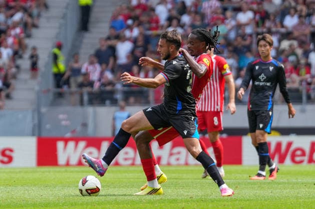 Oscar Mingueza (Crystal Palace, 30) im Zweikampf mit Jordy Makengo (SC Freiburg, 33) , Deutschland, Fussball, Testspiel, Saisoneröffnung, SC Freiburg vs. Crystal Palace, 15.08.2026, Europa-Park Stadion, Freiburg Freiburg Europa-Park Stadion Baden-Wuerttemberg Deutschland Copyright: xArnexAmbergx