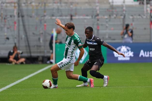 15.08.26, GER, Fussball, 1.FBL Männer, Freundschaftsspiel, Tach der Fans 2026, Saison2026 2027, Weserstadion, SV Werder Bremen vs.AJ Auxerre Olivier Deman (SV Werder Bremen 02) im Zweikampf gegen Lamine Sy (AJ Auxerre 27) Foto nordphoto GmbH Tauchnitz DFB REGULATIONS PROHIBIT ANY USE OF PHOTOGRAPHS AS IMAGE SEQUENCES AND OR QUASI-VIDEO. Bremen Weserstadion Bremen Germany Copyright: xnordphotoxGmbHx xTauchnitzx