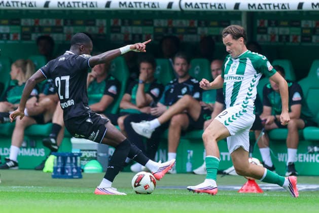 Lamine Sy (AJ Auxerre) und Olivier Deman (Werder Bremen) kaempfen um den Ball waehrend des Freundschaftsspiels zwischen Werder Bremen und AJ Auxerre im Weserstadion am 15. August 2026 in Bremen, Deutschland. (Foto von Marco Steinbrenner DeFodi Images) +++ Lamine Sy (AJ Auxerre) und Olivier Deman (Werder Bremen) battle for the ball during the Friendly match between Werder Bremen and AJ Auxerre at Weserstadion on August 15, 2026 in Bremen, Germany. (Photo by Marco Steinbrenner DeFodi Images) (Photo by Marco Steinbrenner DeFodi Images) -