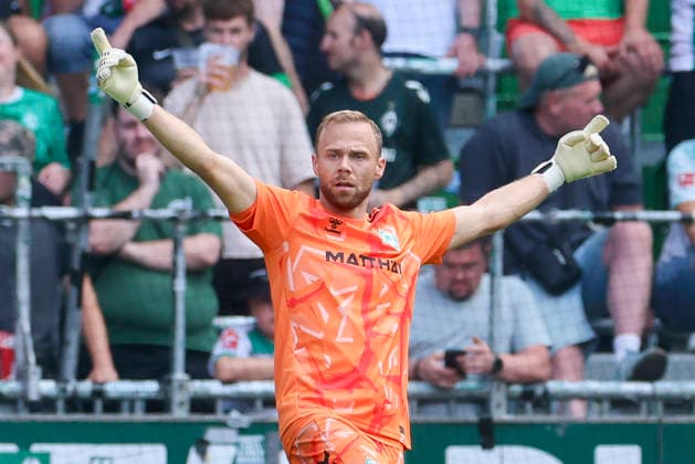 Torhueter Alexander Schlager (Werder Bremen) gestikuliert waehrend des Freundschaftsspiels zwischen Werder Bremen und AJ Auxerre im Weserstadion am 15. August 2026 in Bremen, Deutschland. (Foto von Marco Steinbrenner DeFodi Images) +++ Torhueter Alexander Schlager (Werder Bremen) gestures during the Friendly match between Werder Bremen and AJ Auxerre at Weserstadion on August 15, 2026 in Bremen, Germany. (Photo by Marco Steinbrenner DeFodi Images) (Photo by Marco Steinbrenner DeFodi Images) -