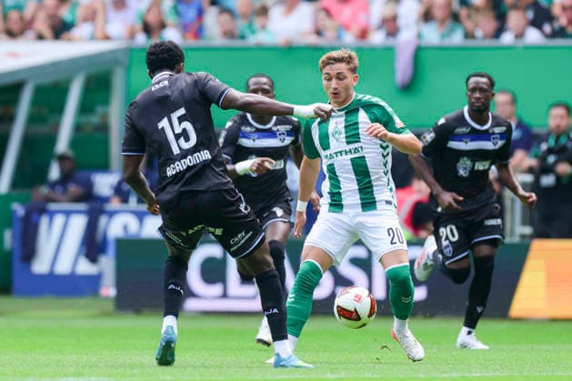 Christ Makosso (AJ Auxerre) und Ivan San Jose Cantalejo Chuki (Werder Bremen) kaempfen um den Ball waehrend des Freundschaftsspiels zwischen Werder Bremen und AJ Auxerre im Weserstadion am 15. August 2026 in Bremen, Deutschland. (Foto von Marco Steinbrenner DeFodi Images) +++ Christ Makosso (AJ Auxerre) und Ivan San Jose Cantalejo Chuki (Werder Bremen) battle for the ball during the Friendly match between Werder Bremen and AJ Auxerre at Weserstadion on August 15, 2026 in Bremen, Germany. (Photo by Marco Steinbrenner DeFodi Images) (Photo by Marco Steinbrenner DeFodi Images) -
