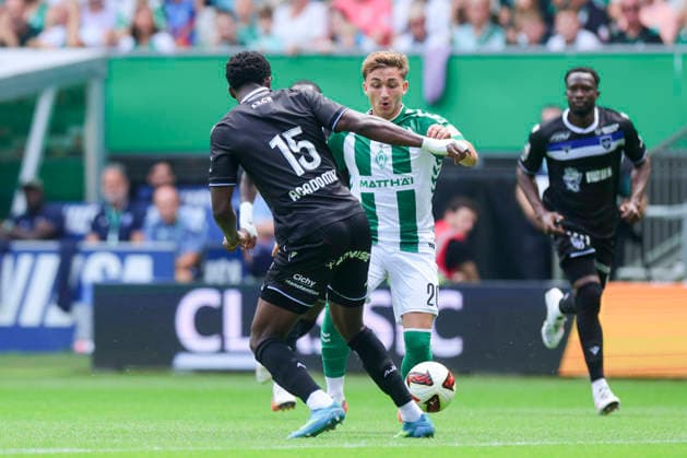 Christ Makosso (AJ Auxerre) und Ivan San Jose Cantalejo Chuki (Werder Bremen) kaempfen um den Ball waehrend des Freundschaftsspiels zwischen Werder Bremen und AJ Auxerre im Weserstadion am 15. August 2026 in Bremen, Deutschland. (Foto von Marco Steinbrenner DeFodi Images) +++ Christ Makosso (AJ Auxerre) und Ivan San Jose Cantalejo Chuki (Werder Bremen) battle for the ball during the Friendly match between Werder Bremen and AJ Auxerre at Weserstadion on August 15, 2026 in Bremen, Germany. (Photo by Marco Steinbrenner DeFodi Images) (Photo by Marco Steinbrenner DeFodi Images) -