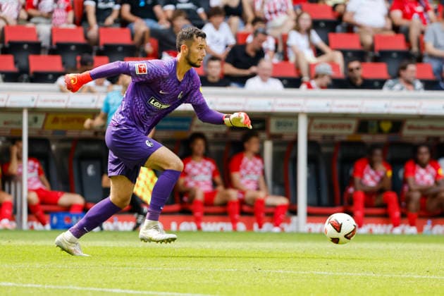 Mio Backhaus (SC Freiburg, 01) am Ball , Deutschland, Fussball, Testspiel, 2026 2027, SC Freiburg vs. Crystal Palace, 15.08.2026, Freiburg im Breisgau Europa-Park Stadion Deutschland Copyright: xGrantxHubbsx