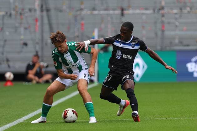 15.08.26, GER, Fussball, 1.FBL Männer, Freundschaftsspiel, Tach der Fans 2026, Saison2026 2027, Weserstadion, SV Werder Bremen vs.AJ Auxerre Olivier Deman (SV Werder Bremen 02) im Zweikampf gegen Lamine Sy (AJ Auxerre 27) Foto nordphoto GmbH Tauchnitz DFB REGULATIONS PROHIBIT ANY USE OF PHOTOGRAPHS AS IMAGE SEQUENCES AND OR QUASI-VIDEO. Bremen Weserstadion Bremen Germany Copyright: xnordphotoxGmbHx xTauchnitzx