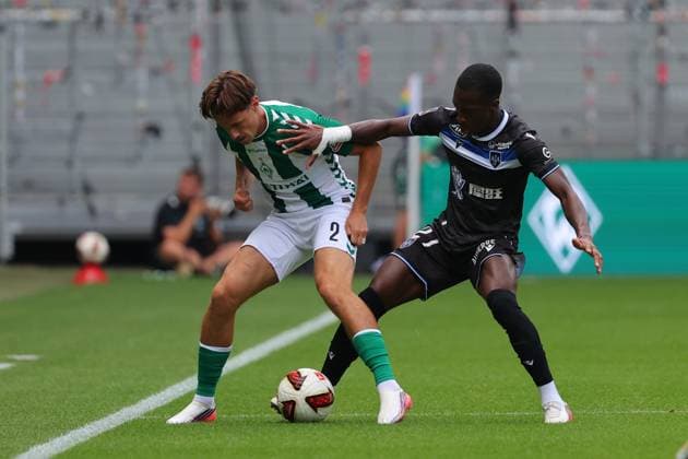 15.08.26, GER, Fussball, 1.FBL Männer, Freundschaftsspiel, Tach der Fans 2026, Saison2026 2027, Weserstadion, SV Werder Bremen vs.AJ Auxerre Olivier Deman (SV Werder Bremen 02) im Zweikampf gegen Lamine Sy (AJ Auxerre 27) Foto nordphoto GmbH Tauchnitz DFB REGULATIONS PROHIBIT ANY USE OF PHOTOGRAPHS AS IMAGE SEQUENCES AND OR QUASI-VIDEO. Bremen Weserstadion Bremen Germany Copyright: xnordphotoxGmbHx xTauchnitzx