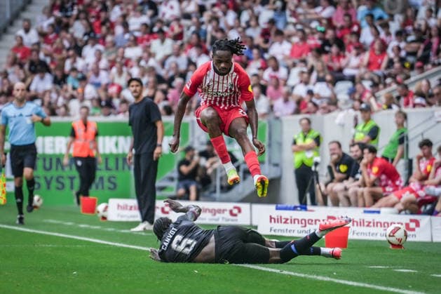 Testspiel: SC Freiburg vs Crystal Palace, 15.08.2026 Jaydee Canvot (Crystal Palace, 23) mit einer Grätsche gegen Jordy Makengo (SC Freiburg, 33) Testspiel: SC Freiburg vs Crystal Palace, Europa-Park-Stadion, 15.08.2026 DFB DFL REGULATIONS PROHIBIT ANY USE OF PHOTOGRAPHS AS IMAGE SEQUENCES AND OR QUASI-VIDEO. Copyright: xBEAUTIFULxSPORTS Boscox