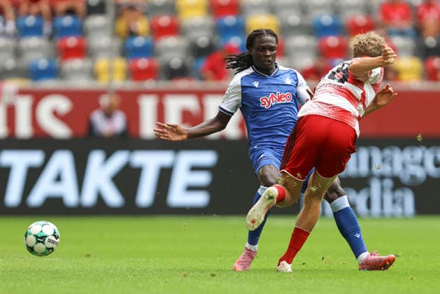 Blessing Miguel Makanda (TSG Hoffenheim II) und Elias Arden (Fortuna Duesseldorf) im Zweikampf waehrend des Spiels der 3. Liga zwischen Fortuna Duesseldorf und TSG 1899 Hoffenheim II, Merkur Spiel-Arena am 15. August 2026 in Duesseldorf, Deutschland. (Foto von Oliver Kaelke DeFodi Images) +++ Blessing Miguel Makanda (TSG Hoffenheim II) und Elias Arden (Fortuna Duesseldorf) battle for the ball during the 3. Liga match between Fortuna Duesseldorf and TSG 1899 Hoffenheim II at Merkur Spiel-Arena on August 15, 2026 in Dusseldorf, Germany. (Photo by Oliver Kaelke DeFodi Images) DFB DFL REGULATIONS PROHIBIT ANY USE OF PHOTOGRAPHS AS IMAGE SEQUENCES AND OR QUASI-VIDEO. (Photo by Oliver Kaelke DeFodi Images) -