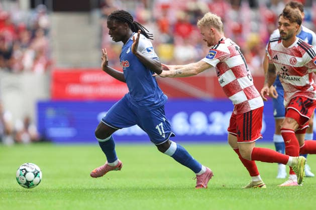 Blessing Miguel Makanda (TSG Hoffenheim II) und Jomaine Consbruch (Fortuna Duesseldorf) im Zweikampf waehrend des Spiels der 3. Liga zwischen Fortuna Duesseldorf und TSG 1899 Hoffenheim II, Merkur Spiel-Arena am 15. August 2026 in Duesseldorf, Deutschland. (Foto von Oliver Kaelke DeFodi Images) +++ Blessing Miguel Makanda (TSG Hoffenheim II) und Jomaine Consbruch (Fortuna Duesseldorf) battle for the ball during the 3. Liga match between Fortuna Duesseldorf and TSG 1899 Hoffenheim II at Merkur Spiel-Arena on August 15, 2026 in Dusseldorf, Germany. (Photo by Oliver Kaelke DeFodi Images) DFB DFL REGULATIONS PROHIBIT ANY USE OF PHOTOGRAPHS AS IMAGE SEQUENCES AND OR QUASI-VIDEO. (Photo by Oliver Kaelke DeFodi Images) -