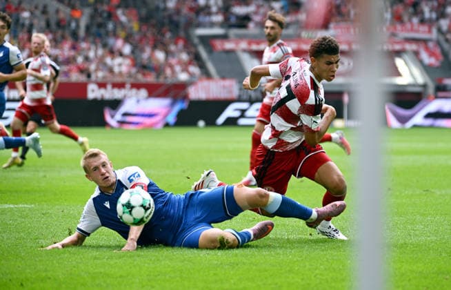 Düsseldorf, Germany, 3. Liga, Matchday 2, Merkur-Spiel-Arena Düsseldorf, Fortuna Düsseldorf vs TSG Hoffenheim II; Jordi Paulina (F95), Valentin Lässig (HOF). Action