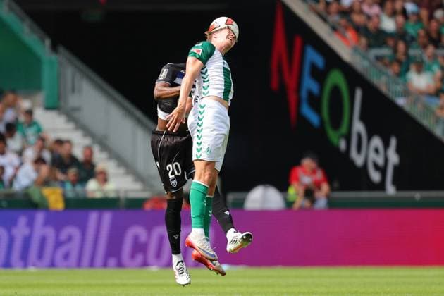 15.08.26, GER, Fussball, 1.FBL Männer, Freundschaftsspiel, Tach der Fans 2026, Saison2026 2027, Weserstadion, SV Werder Bremen vs.AJ Auxerre Zweikampf Kopfball Kopfballduell zwischen Sinaly DiomandÃ Sinaly Diomande (AJ Auxerre 20) und Cedric Itten (SV Werder Bremen 26) Foto nordphoto GmbH Tauchnitz DFB REGULATIONS PROHIBIT ANY USE OF PHOTOGRAPHS AS IMAGE SEQUENCES AND OR QUASI-VIDEO. Bremen Weserstadion Bremen Germany Copyright: xnordphotoxGmbHx xTauchnitzx