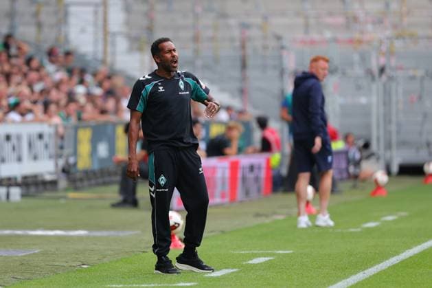 15.08.26, GER, Fussball, 1.FBL Männer, Freundschaftsspiel, Tach der Fans 2026, Saison2026 2027, Weserstadion, SV Werder Bremen vs.AJ Auxerre Coachingzone Seitenlinie Trainerbereich Technische Zone. Trainer Daniel Thioune (SV Werder Bremen) gibt Anweisungen gestikuliert und schreit Foto nordphoto GmbH Tauchnitz DFB REGULATIONS PROHIBIT ANY USE OF PHOTOGRAPHS AS IMAGE SEQUENCES AND OR QUASI-VIDEO. Bremen Weserstadion Bremen Germany Copyright: xnordphotoxGmbHx xTauchnitzx