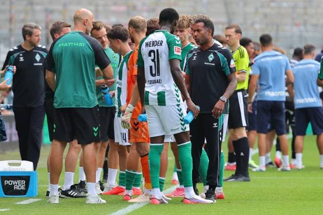 15.08.26, GER, Fussball, 1.FBL Männer, Freundschaftsspiel, Tach der Fans 2026, Saison2026 2027, Weserstadion, SV Werder Bremen vs.AJ Auxerre Trinkpause Coachingzone Seitenlinie Trainerbereich Technische Zone. Trainer Daniel Thioune (SV Werder Bremen) und Karim Coulibaly (SV Werder Bremen 31) Foto nordphoto GmbH Tauchnitz DFB REGULATIONS PROHIBIT ANY USE OF PHOTOGRAPHS AS IMAGE SEQUENCES AND OR QUASI-VIDEO. Bremen Weserstadion Bremen Germany Copyright: xnordphotoxGmbHx xTauchnitzx