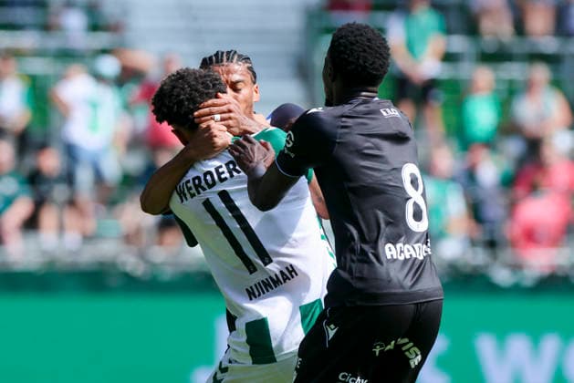 Clement Akpa (AJ Auxerre) und Justin Njinmah (Werder Bremen) geraten aneinander und bekaempfen sich waehrend des Freundschaftsspiels zwischen Werder Bremen und AJ Auxerre im Weserstadion am 15. August 2026 in Bremen, Deutschland. (Foto von Marco Steinbrenner DeFodi Images) +++ Clement Akpa (AJ Auxerre) und Justin Njinmah (Werder Bremen) clash and fight each other during the Friendly match between Werder Bremen and AJ Auxerre at Weserstadion on August 15, 2026 in Bremen, Germany. (Photo by Marco Steinbrenner DeFodi Images) (Photo by Marco Steinbrenner DeFodi Images) -
