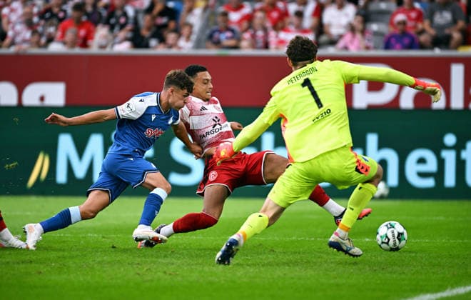ä+dxsyDüsseldorf, Germany, 3. Liga, Matchday 2, Merkur-Spiel-Arena Düsseldorf, Fortuna Düsseldorf vs TSG Hoffenheim II; Matthew Moore (HOF), Steven van der Sloot (F95), Lukas Petersson (HOF). Action