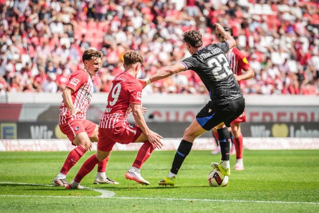 Testspiel: SC Freiburg vs Crystal Palace, 15.08.2026 Jörgen Strand Larsen (Crystal Palace, 22) der sich durchsetzt gegen Philipp Treu (SC Freiburg, 29) Testspiel: SC Freiburg vs Crystal Palace, Europa-Park-Stadion, 15.08.2026 DFB DFL REGULATIONS PROHIBIT ANY USE OF PHOTOGRAPHS AS IMAGE SEQUENCES AND OR QUASI-VIDEO. Copyright: xBEAUTIFULxSPORTS Boscox