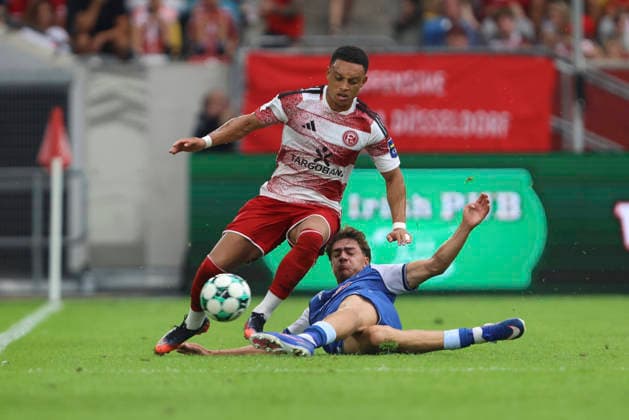 Steven van der Sloot (Fortuna Duesseldorf) und Maximilian Raphael Theuer (TSG Hoffenheim II) im Zweikampf waehrend des Spiels der 3. Liga zwischen Fortuna Duesseldorf und TSG 1899 Hoffenheim II, Merkur Spiel-Arena am 15. August 2026 in Duesseldorf, Deutschland. (Foto von Oliver Kaelke DeFodi Images) +++ Steven van der Sloot (Fortuna Duesseldorf) und Maximilian Raphael Theuer (TSG Hoffenheim II) battle for the ball during the 3. Liga match between Fortuna Duesseldorf and TSG 1899 Hoffenheim II at Merkur Spiel-Arena on August 15, 2026 in Dusseldorf, Germany. (Photo by Oliver Kaelke DeFodi Images) DFB DFL REGULATIONS PROHIBIT ANY USE OF PHOTOGRAPHS AS IMAGE SEQUENCES AND OR QUASI-VIDEO. (Photo by Oliver Kaelke DeFodi Images) -