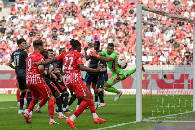 Walter Benitez (Crystal Palace FC, 44) fiegt am Ball vorbei. GER, SC Freiburg vs Crystal Palace FC, Fussball, Testspiel, , Saison 2026 2027, 15.08.2026 GER, SC Freiburg vs Crystal Palace FC, Fussball, Testspiel, , Saison 2026 2027, 15.08.2026 Freiburg Copyright: xEibner-Pressefotox EP_THS