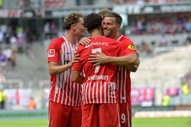Jubel nach dem Tor zum 2:0 durch Lucas Hoeler (SC Freiburg, 09) mit Patrick Osterhage (SC Freiburg, 06) und Derry Scherhant (SC Freiburg, 07) GER, SC Freiburg vs Crystal Palace FC, Fussball, Testspiel, , Saison 2026 2027, 15.08.2026 GER, SC Freiburg vs Crystal Palace FC, Fussball, Testspiel, , Saison 2026 2027, 15.08.2026 Freiburg Copyright: xEibner-Pressefotox EP_THS
