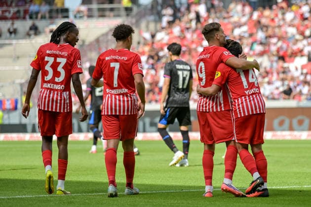 Jubel nach dem Tor zum 2:0 durch Lucas Hoeler (SC Freiburg, 09) mit Jordy Makengo (SC Freiburg, 33), Derry Scherhant (SC Freiburg, 07), Yuito Suzuki (SC Freiburg, 14) GER, SC Freiburg vs Crystal Palace FC, Fussball, Testspiel, , Saison 2026 2027, 15.08.2026 GER, SC Freiburg vs Crystal Palace FC, Fussball, Testspiel, , Saison 2026 2027, 15.08.2026 Freiburg Copyright: xEibner-Pressefotox EP_THS