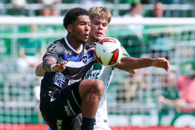 Danny Namaso Loader (AJ Auxerre) und Mick Schmetgens (Werder Bremen) kaempfen um den Ball waehrend des Freundschaftsspiels zwischen Werder Bremen und AJ Auxerre im Weserstadion am 15. August 2026 in Bremen, Deutschland. (Foto von Marco Steinbrenner DeFodi Images) +++ Danny Namaso Loader (AJ Auxerre) und Mick Schmetgens (Werder Bremen) battle for the ball during the Friendly match between Werder Bremen and AJ Auxerre at Weserstadion on August 15, 2026 in Bremen, Germany. (Photo by Marco Steinbrenner DeFodi Images) (Photo by Marco Steinbrenner DeFodi Images) -