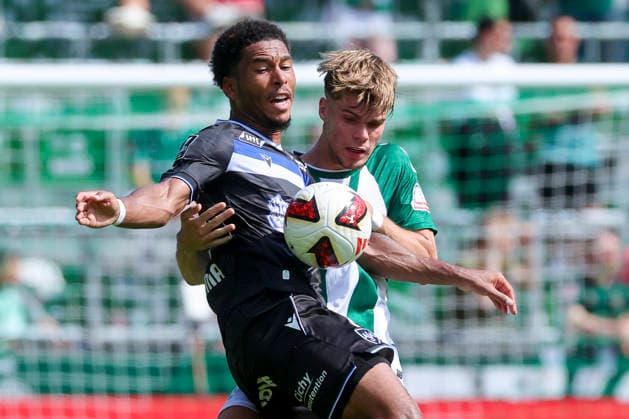 Danny Namaso Loader (AJ Auxerre) und Mick Schmetgens (Werder Bremen) kaempfen um den Ball waehrend des Freundschaftsspiels zwischen Werder Bremen und AJ Auxerre im Weserstadion am 15. August 2026 in Bremen, Deutschland. (Foto von Marco Steinbrenner DeFodi Images) +++ Danny Namaso Loader (AJ Auxerre) und Mick Schmetgens (Werder Bremen) battle for the ball during the Friendly match between Werder Bremen and AJ Auxerre at Weserstadion on August 15, 2026 in Bremen, Germany. (Photo by Marco Steinbrenner DeFodi Images) (Photo by Marco Steinbrenner DeFodi Images) -