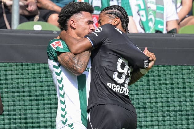 Justin Njinmah (SV Werder Bremen 11) und Clement Akpa (AJ Auxerre 92) gerieten heftig aneinander , SV Werder Bremen - AJ Auxerre, Fussball, Bundesliga, Testspiel, 15.8.2026 DFB regulations prohibit any use of photographs as image sequences and or quasi-video Bremen Bremen Deutschland
