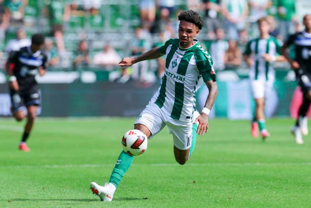 Justin Njinmah (Werder Bremen) kontrolliert den Ball waehrend des Freundschaftsspiels zwischen Werder Bremen und AJ Auxerre im Weserstadion am 15. August 2026 in Bremen, Deutschland. (Foto von Marco Steinbrenner DeFodi Images) +++ Justin Njinmah (Werder Bremen) controls the ball during the Friendly match between Werder Bremen and AJ Auxerre at Weserstadion on August 15, 2026 in Bremen, Germany. (Photo by Marco Steinbrenner DeFodi Images) (Photo by Marco Steinbrenner DeFodi Images) -