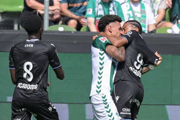 Justin Njinmah (SV Werder Bremen 11) und Clement Akpa (AJ Auxerre 92) gerieten heftig aneinander , SV Werder Bremen - AJ Auxerre, Fussball, Bundesliga, Testspiel, 15.8.2026 DFB regulations prohibit any use of photographs as image sequences and or quasi-video Bremen Bremen Deutschland