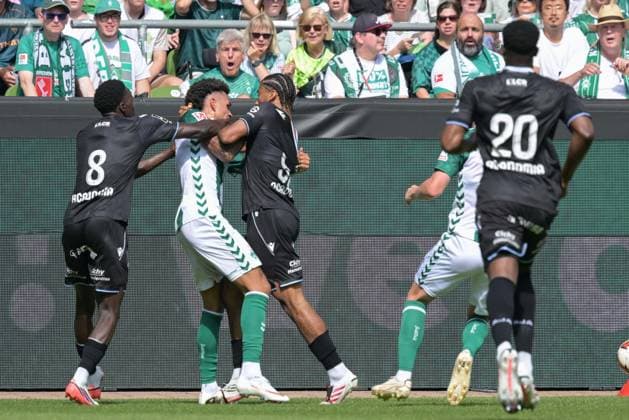 Justin Njinmah (SV Werder Bremen 11) und Clement Akpa (AJ Auxerre 92) gerieten heftig aneinander , SV Werder Bremen - AJ Auxerre, Fussball, Bundesliga, Testspiel, 15.8.2026 DFB regulations prohibit any use of photographs as image sequences and or quasi-video Bremen Bremen Deutschland