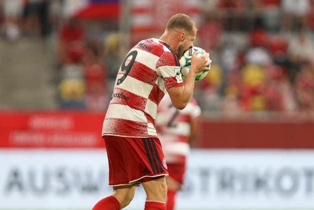 Eric Hottmann (Fortuna Duesseldorf) gestikuliert, Gestik, ist enttaeuscht, beisst in den Ball waehrend des Spiels der 3. Liga zwischen Fortuna Duesseldorf und TSG 1899 Hoffenheim II, Merkur Spiel-Arena am 15. August 2026 in Duesseldorf, Deutschland. (Foto von Oliver Kaelke DeFodi Images) +++ Eric Hottmann (Fortuna Duesseldorf) gestures, looks dejected, bites into the ball during the 3. Liga match between Fortuna Duesseldorf and TSG 1899 Hoffenheim II at Merkur Spiel-Arena on August 15, 2026 in Dusseldorf, Germany. (Photo by Oliver Kaelke DeFodi Images) DFB DFL REGULATIONS PROHIBIT ANY USE OF PHOTOGRAPHS AS IMAGE SEQUENCES AND OR QUASI-VIDEO. (Photo by Oliver Kaelke DeFodi Images) -