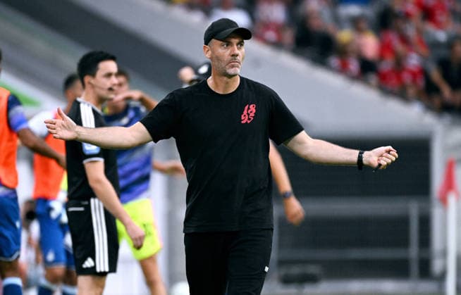 Düsseldorf, Germany, 3. Liga, Matchday 2, Merkur-Spiel-Arena Düsseldorf, Fortuna Düsseldorf vs TSG Hoffenheim II 0:2; Cheftrainer Alexander Ende (F95). Disappointment, Frustration, Action.