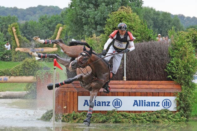 Sturz Toshiyuki Tanaka (JPN, Japan, Japan) mit Pferd Jefferson JRA, Allianz Versicherung , Vielseitigkeit Dressur, FEI Eventing World Championship, WM, Weltmeisterschaft , DHL-Preis, Einzel Mannschaft, Geländeprüfung, Teilprüfung Gelände, Cross Country , AACHEN - FEI World Championships 2026, Weltfest des Pferdesports, Reitsport Weltmeisterschaft 2026, Aachen 2026, Welcome Home 2026, Aachener Soers, 11. bis 23. August 2026, Reitsport, 15.08.2026, Aachen Aachener Soers Deutschland