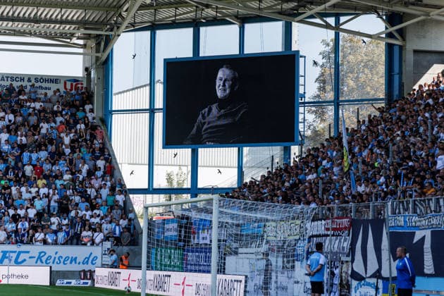 15.08.2026, GER, Regionalliga Nord-Ost, 3. Spieltag, Saison 2026 2027), Chemnitz, Chemnitzer FC - FC Erzgebirge Aue Gedenkminute an den verstorben Ehrenmitglied Peter Müller Chemnitz eins-Stadion - An der Gellertstraße Sachsen Deutschland Copyright: xnordphotoxGmbHx xTrienitzx
